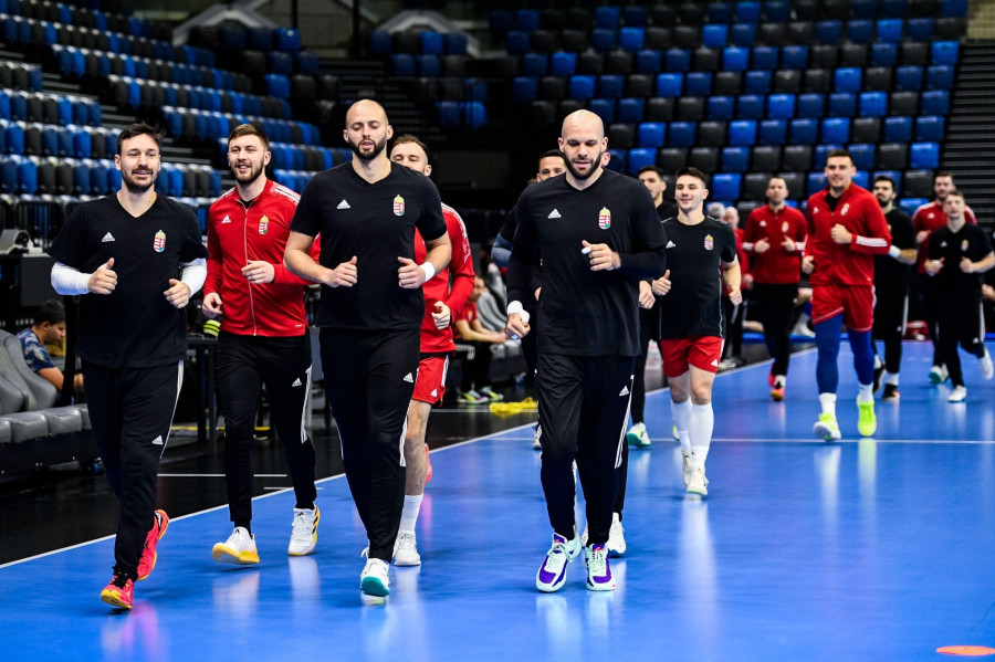 A magyar válogatott tagjai a tatabányai kézilabda olimpiai selejtezőtorna előtt tartott edzésen a Tatabányai Multifunkciós Csarnokban 2024. március 11-én. A magyar együttes március 14-én Tunéziával, 16-án Norvégiával, másnap Portugáliával játszik. A csoport első két helyezettje jut ki a nyári, párizsi olimpiára. MTI/Bodnár Boglárka
