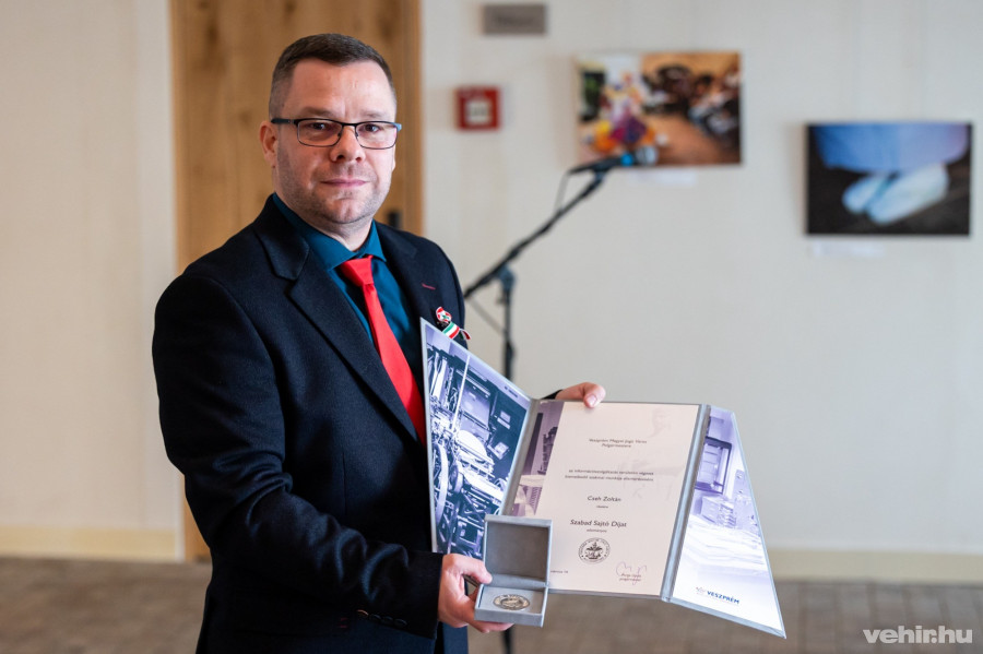 Cseh Zoltán a díjjal