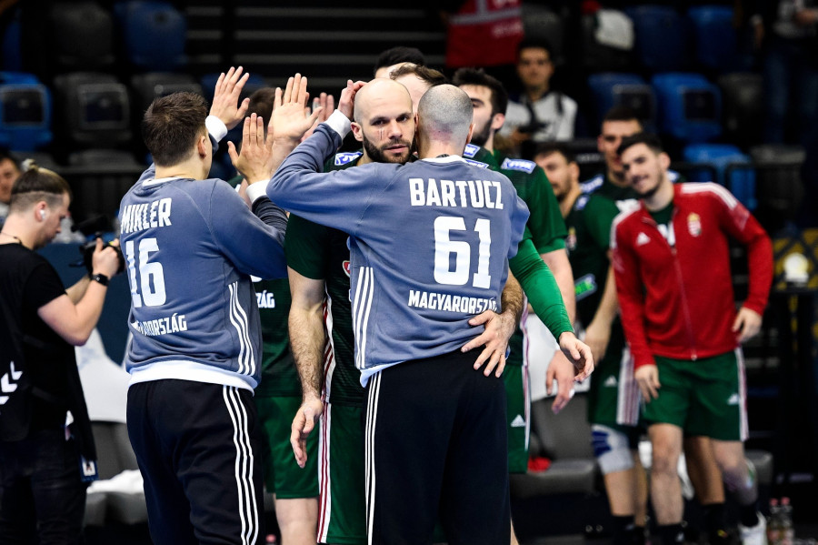 Sipos Adrián (elöl, b) és Bartucz László (háttal), a győztes magyar válogatott tagjai a férfi kézilabda olimpiai selejtezőtorna Magyarország - Tunézia mérkőzése után a Tatabányai Multifunkciós Csarnokban 2024. március 14-én. A magyar csapat 33-24-re nyert. MTI/Bodnár Boglárka