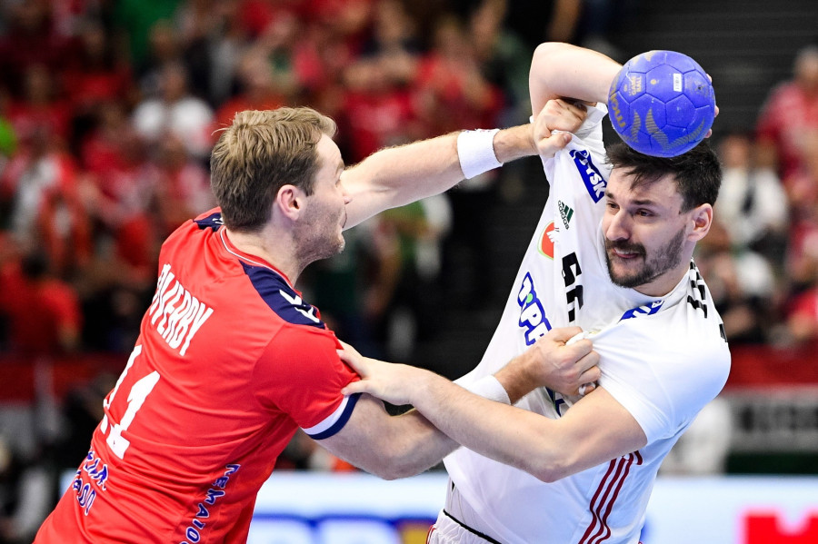 Lékai Máté (j) és a norvég Petter Overby a férfi kézilabda olimpiai selejtezőtorna Norvégia - Magyarország mérkőzésén a Tatabányai Multifunkciós Csarnokban 2024. március 16-án. MTI/Bodnár Boglárka