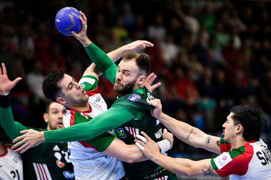 Szita Zoltán (k), valamint a portugál Salvador Salvador (j) és Alexandre Cavalcanti (b) a férfi kézilabda olimpiai selejtezőtorna Magyarország - Portugália mérkőzésén a Tatabányai Multifunkciós Csarnokban 2024. március 17-én. MTI/Bodnár Boglárka 