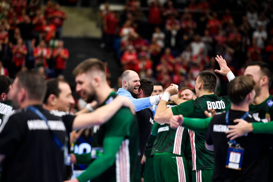 Bartucz László (k) ünnepel, miután a magyar válogatgott megnyerte a férfi kézilabda olimpiai selejtezőtorna Magyarország - Portugália mérkőzését a Tatabányai Multifunkciós Csarnokban 2024. március 17-én. Olimpiai kvótát szerzett a magyar csapat, mivel 30-27-re legyőzte Portugáliát. MTI/Bodnár Boglárka