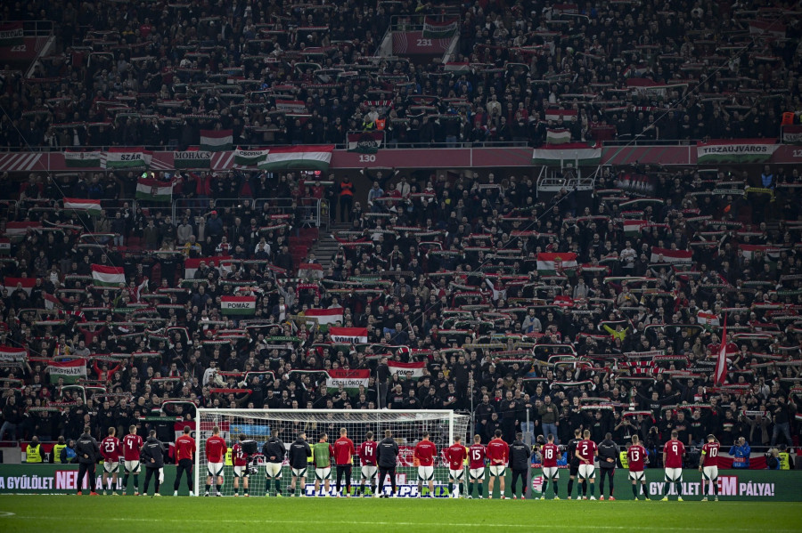 A győztes magyar válogatott játékosai köszöntik a szurkolókat a Magyarország - Törökország barátságos labdarúgó-mérkőzés után a Puskás Arénában 2024. március 22-én. A magyar válogatott 1-0-ra győzött. MTI/Illyés Tibor