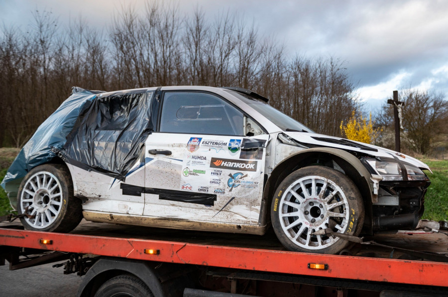 Összetört versenyautó az Esztergom-Nyerges Rally helyszínén, Bajót közelében 2024. március 24-én. Az első információk szerint négyen meghaltak, heten pedig megsérültek, amikor a raliversenyen egy jármű eddig tisztázatlan okból lesodródott az útról és a nézők közé hajtott Lábatlan és Bajót között. MTI/Bodnár Boglárka