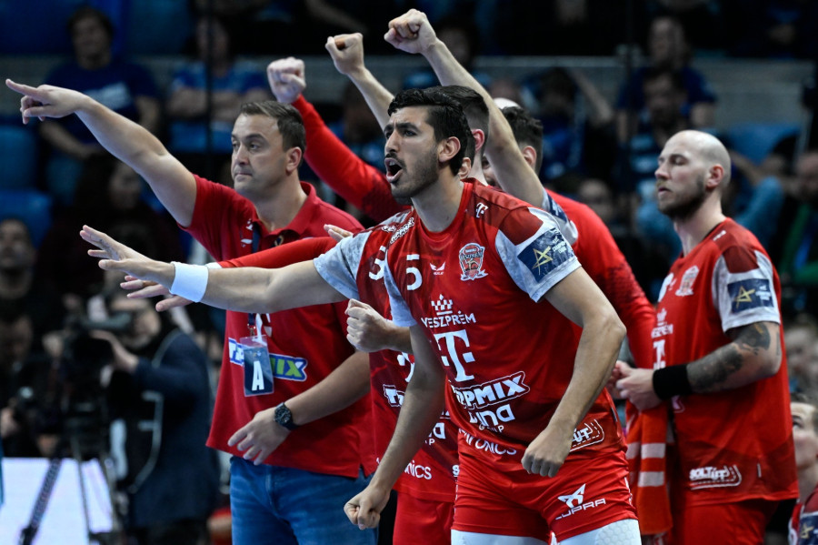 A győztes Veszprém játékosai örülnek a férfi kézilabda Bajnokok Ligája negyeddöntőjébe jutásért játszott OTP Bank-Pick Szeged - Telekom Veszprém első mérkőzés végén a szegedi Pick Arénában 2024. március 28-án. Elöl  Yahia Khaled Fathy Omar. A Veszprém 37-30-ra nyert a Szeged ellen. MTI/Kovács Tamás