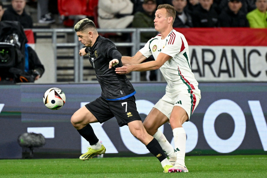 Lang Ádám (j) és a koszovói Milot Rashica a Magyarország - Koszovó barátságos labdarúgó-mérkőzésen a Puskás Arénában 2024. március 26-án. MTI/Illyés Tibor