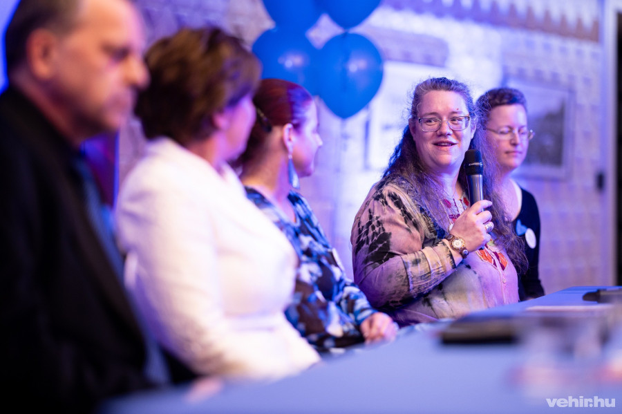 A mikrofonnál: Brokés Judit