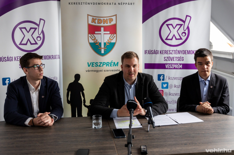 A sajtótájékoztató résztvevői balról jobbra: Hunyadvári László, az IKSZ veszprémi alelnöke, Halmay Gábor, az IKSZ országos ügyvezető-alelnöke, Haluza Máté, az IKSZ veszprémi titkára