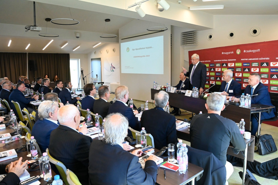 Csányi Sándor, a Magyar Labdarúgó Szövetség (MLSZ) elnöke (j3) az MLSZ éves, rendes közgyűlésén a telki Globall Football Park & Sporthotelben 2024. április 5-én. Mellette Berzi Sándor alelnök (j4), Vági Márton főtitkár (j2) és Kecskés László, a felügyelő bizottság elnöke (j). MTI/Kovács Tamás