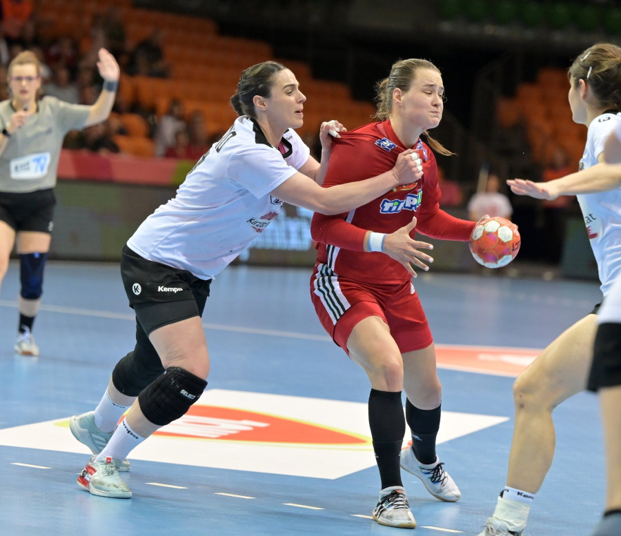 Kuczora Csenge (j2) és az osztrák Josefine Hanfland (b) a női kézilabda Eurokupa 6. fordulójában játszott Magyarország - Ausztria mérkőzésen a győri Audi Arénában 2024. április 6-án. MTI/Krizsán Csaba
