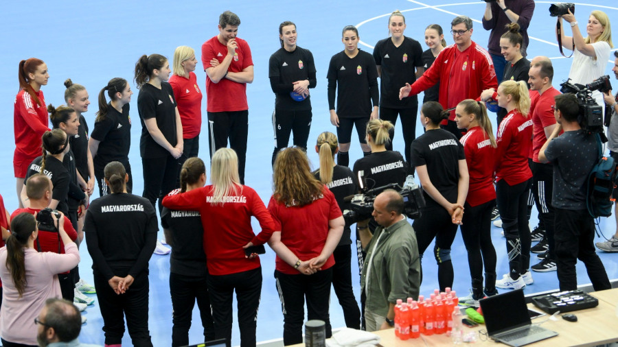 A magyar női kézilabda-válogatott edzése a debreceni Főnix Arénában 2024. április 8-án. A magyar női válogatott április 11. és 14. között a Főnix Arénában szállhat harcba a párizsi olimpiai részvételért Kamerun, Japán és Svédország ellen. MTI/Czeglédi Zsolt