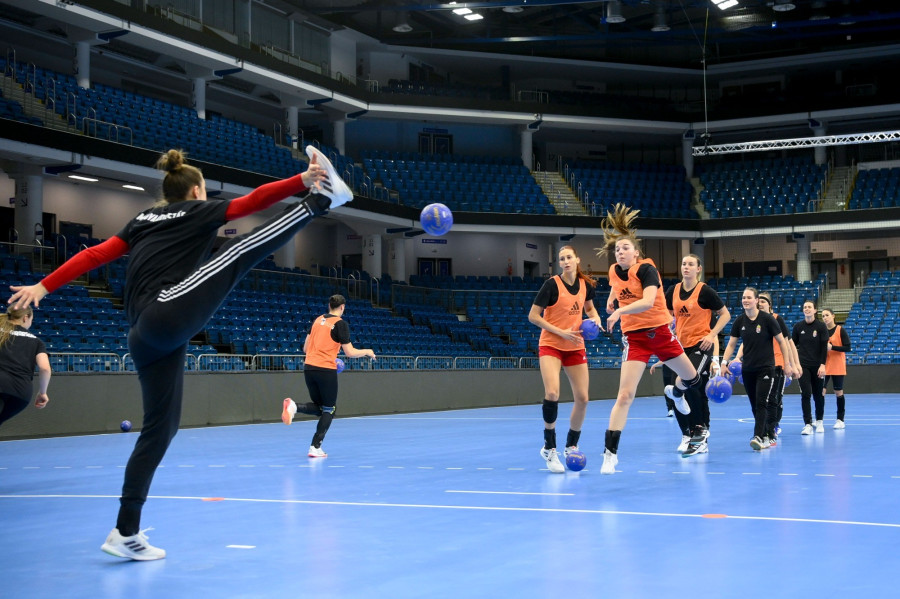 A magyar női kézilabda-válogatott edzése a debreceni Főnix Arénában 2024. április 8-án. A magyar női válogatott április 11. és 14. között a Főnix Arénában szállhat harcba a párizsi olimpiai részvételért Kamerun, Japán és Svédország ellen. MTI/Czeglédi Zsolt