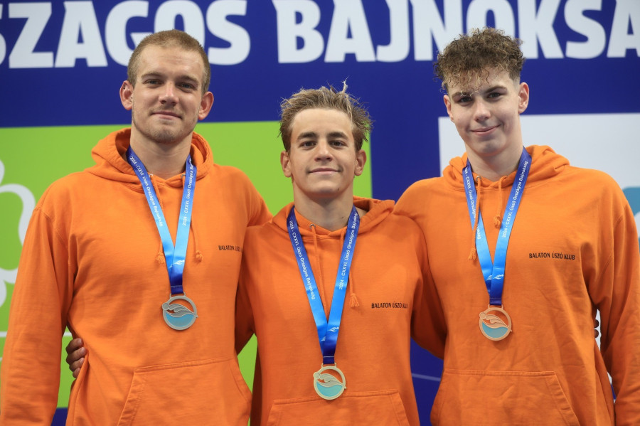 A dobogón Szokolai László tanítványai (balról jobbra): Rasovszky Kristóf, Betlehem Dávid és Sárkány Zalán - Fotó: MÚSZ Facebook