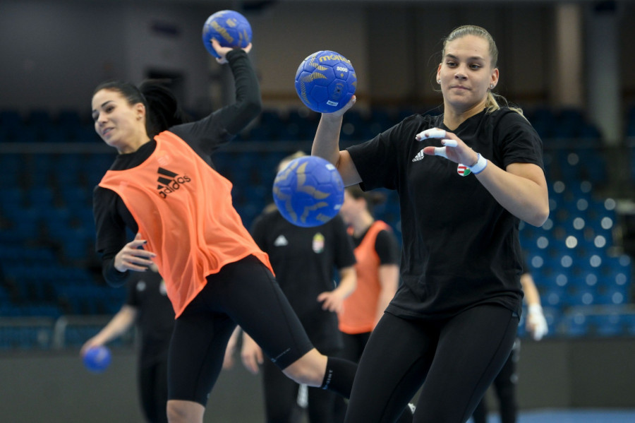Klujber Katrin (j) és Győri-Lukács Viktória a magyar női kézilabda-válogatott edzésén a debreceni Főnix Arénában 2024. április 8-án. A magyar női válogatott április 11. és 14. között a Főnix Arénában szállhat harcba a párizsi olimpiai részvételért Kamerun, Japán és Svédország ellen. MTI/Czeglédi Zsolt