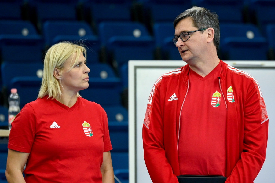 Pigniczki Krisztina másodedző és Golovin Vlagyimir szövetségi kapitány a magyar női kézilabda-válogatott edzésén a debreceni Főnix Arénában 2024. április 8-án. A magyar női válogatott április 11. és 14. között a Főnix Arénában szállhat harcba a párizsi olimpiai részvételért Kamerun, Japán és Svédország ellen. MTI/Czeglédi Zsolt