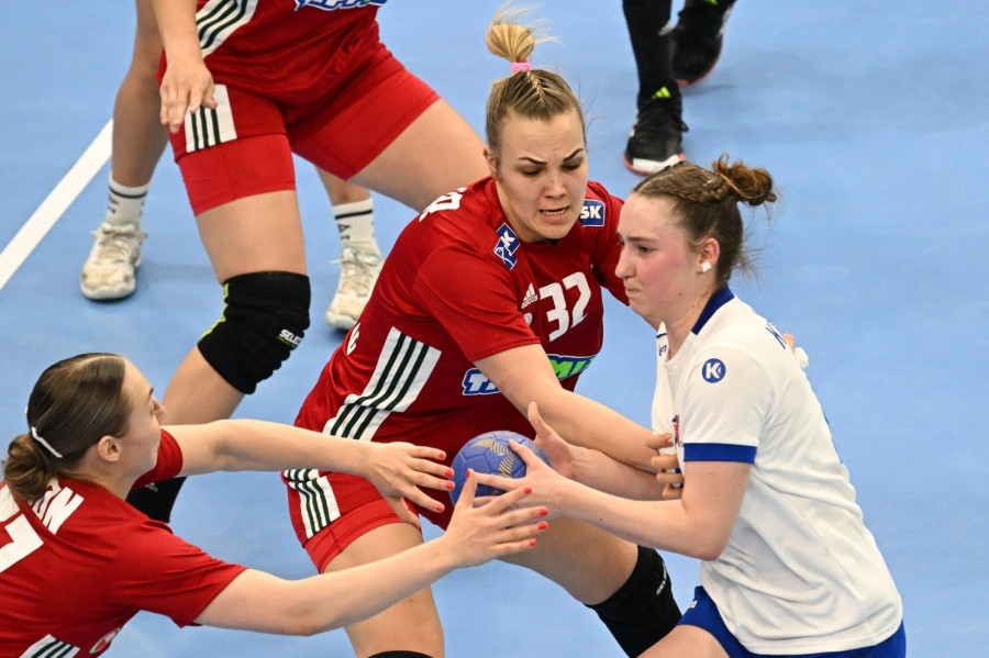 Simon Petra, Pásztor Noémi és a brit Daniella Davies (b-j) a női kézilabda olimpiai selejtezőtorna 1. fordulójában játszott Magyarország - Nagy-Britannia mérkőzésen a debreceni Főnix Arénában 2024. április 11-én. MTI/Illyés Tibor