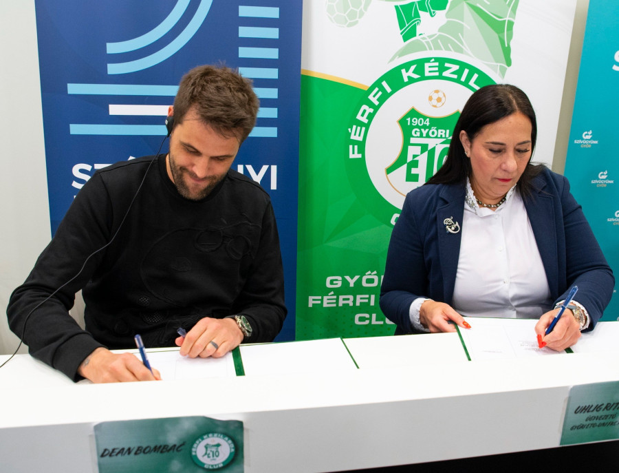 Dean Bombac szlovén kézilabdázó és Uhlig Rita, a Győri ETO-UNI FKC ügyvezetője három évre szóló szerződést ír alá a győri Audi Arénában 2024. április 12-én. A 35 éves irányító, aki jelenleg az OTP Bank-Pick Szeged játékosa, nyártól a férfi kézilabda NB I/B-ben listavezető csapatban folytatja pályafutását. MTI/Krizsán Csaba