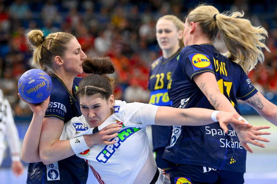 Füzi-Tóvizi Petra (k), valamint a svéd Linn Blohm (b) és Nina Dano a női kézilabda olimpiai selejtezőtorna 2. fordulójában játszott Svédország - Magyarország mérkőzésen a debreceni Főnix Arénában 2024. április 12-én. MTI/Czeglédi Zsolt