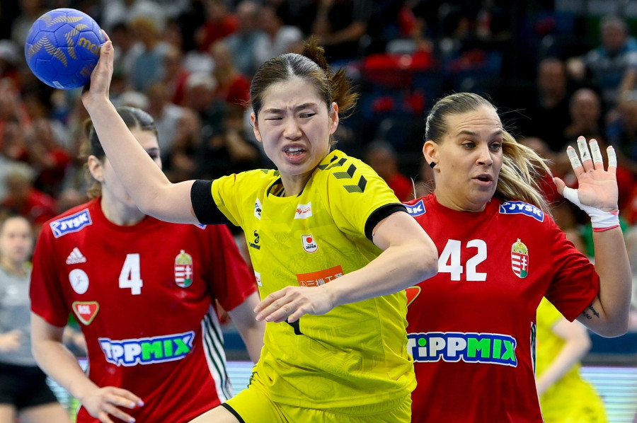 Klujber Katrin (j) és a japán Kaszai Csikako a női kézilabda olimpiai selejtezőtorna 3. fordulójában játszott Magyarország - Japán mérkőzésen a debreceni Főnix Arénában 2024. április 14-én. MTI/Czeglédi Zsolt