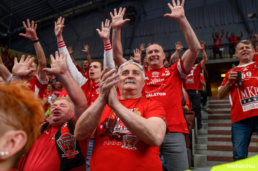 A veszprémi szurkolók többször is tízet számolhattak az ellenfélre