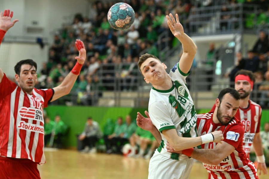 Imre Bence, az FTC-Green Collect játékosa (k), Petrosz Kandilasz éa Georgios Papavasilis, az Olimpiakosz SFP játékosai a férfi kézilabda Európa-kupa elődöntőjében játszott FTC-Green Collect - Olimpiakosz SFP első mérkőzésen a budapesti Elek Gyula Arénában 2024. április 20-án. MTI/Purger Tamás