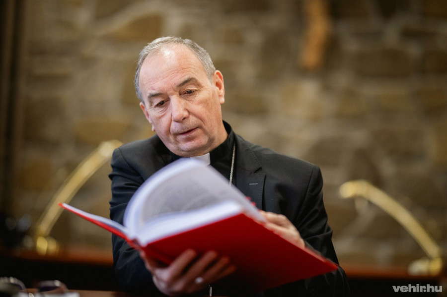 Udvardy György érsek a dokumentációt mutatja