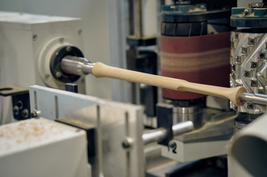 A CNC eszterga gép szinte készre csiszolja a munkadarabokat