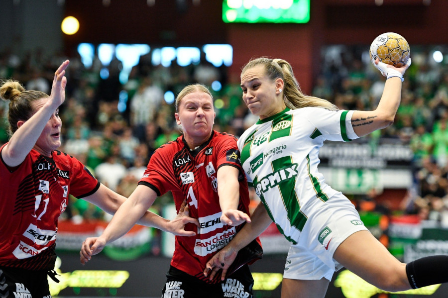 Érd, 2024. április 27. Klujber Katrin, az FTC-Rail Cargo Hungaria (j), valamint Michala Elsberg Moller (k) és Rikke Iversen, a Team Esbjerg játékosa a női kézilabda Bajnokok Ligája negyeddöntőjében játszott FTC-Rail Cargo Hungaria - Team Esbjerg első mérkőzésen az Érd Arénában 2024. április 27-én. MTI/Bodnár Boglárka