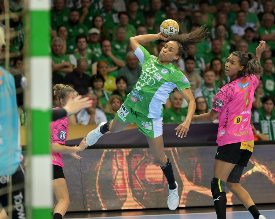 Estelle Nze Minko (k), a Győr és Jamina Roberts (j), a Vipers Kristiansand játékosa a női kézilabda Bajnokok Ligája csoportkörének negyeddöntőjében játszott Győri Audi ETO KC - Vipers Kristiansand visszavágó mérkőzésen a győri Audi Arénában 2024. május 4-én. A mérkőzést a Vipers Kristiansand 26-24-re nyerte a Győr ezzel bekerült a Final 4-ba. MTI/Krizsán Csaba