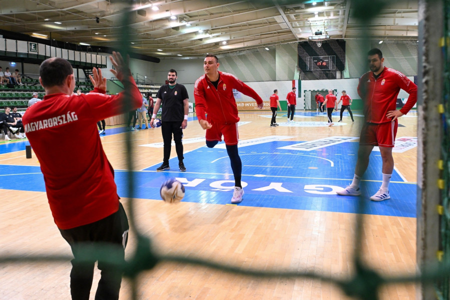 Rosta Miklós, Bodó Richárd és Bánhidi Bence (szemben b-j), a Litvánia elleni világbajnoki selejtezőre készülő magyar férfi kézilabda-válogatott tagjai a győri Magvassy Mihály Sportcsarnokban tartott sajtónyilvános edzésen 2024. május 7-én. MTI/Illyés Tibor 
