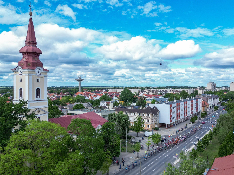 A drónnal készült képen a 45. Tour de Hongrie országúti kerékpáros körverseny mezőnye az első, 166 kilométeres Karcag - Hajdúszoboszló közötti szakaszon, Hajdúszoboszlón 2024. május 8-án. MTI/Czeglédi Zsolt