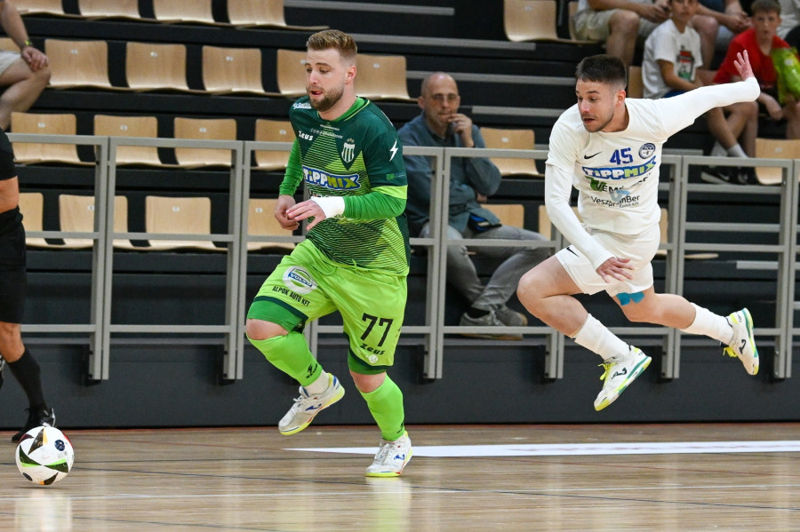 Rutai Balázs, a Haladás (b) és Gerencsér Antal, a Veszprém játékosa a férfi futsal Magyar Kupa döntőjében játszott Haladás VSE-1. - FC Veszprém mérkőzésen a Dr. Koltai Jenő Sportközpontban 2024. május 12-én. MTI/Illyés Tibor 