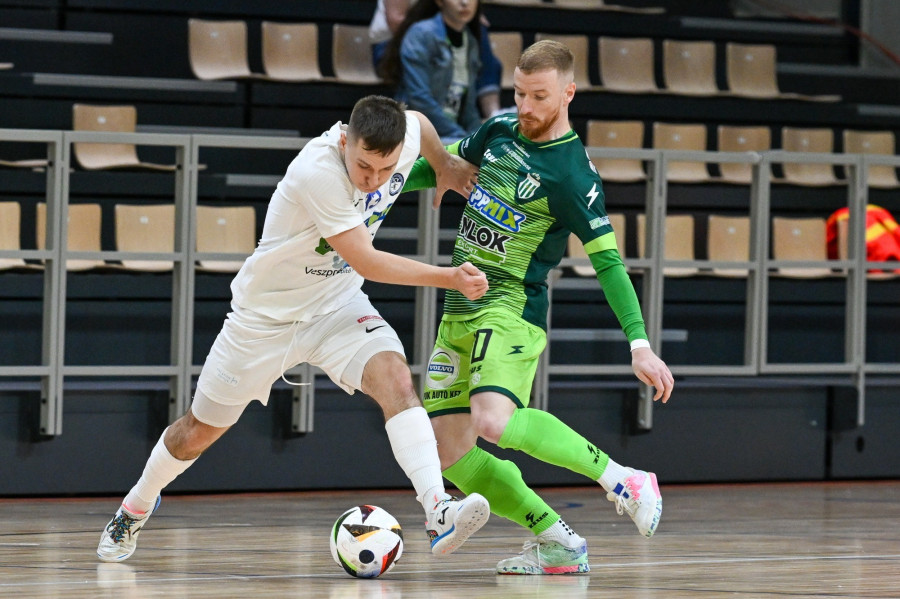 Hajmási Milán, a Haladás (j) és Dorogi Benjámin, a Veszprém játékosa a férfi futsal Magyar Kupa döntőjében játszott Haladás VSE-1. - FC Veszprém mérkőzésen a Dr. Koltai Jenő Sportközpontban 2024. május 12-én. MTI/Illyés Tibor
