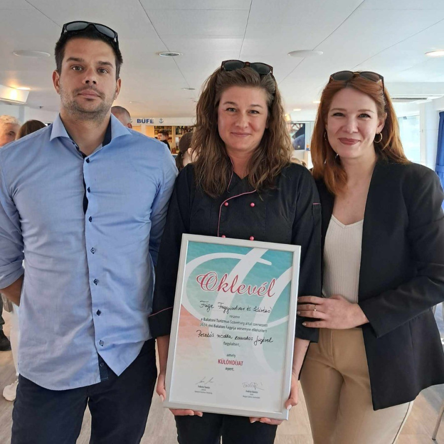 A veszprémi Füge fagyiudvar vezetői a különdíjjal