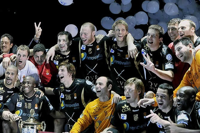 Egy későbbi, 2008-as fotó a Ciudad Real együtteséről. Ekkor Sterbik Árpád (a kép jobb oldalán) már a spanyol együttest erősítette, alatta Chema Rodriguez és David Davis. A cikkben említett Mirza Dzomba pedig ekkor már Zágrábban kézilabdázott - Forrás: cadenaser.com