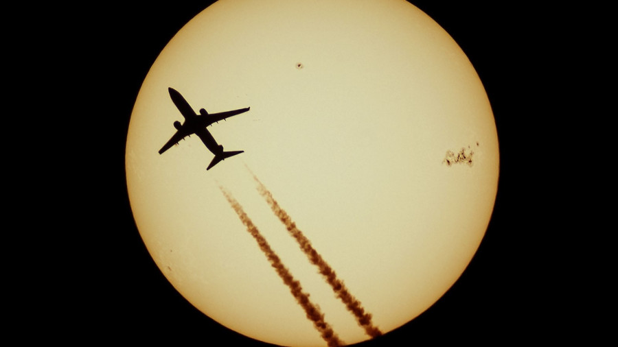 Kréta szigetéről Prágába tartó, Boeing 737-86J típusú repülőgép, amint a Földnél tizenötször nagyobb napfoltcsoport, az AR 3664 mellett halad el. A kép 2024. május 11-én 10 óra 26 perckor készült Veszprémben a Castor Csillagvizsálóból, Zeiss 80/1200-as refraktorral, Herschel-prizmával, Canon EOS 600D kamerával, ISO 200 érzékenységgel és 1/1600 s expozíciós idővel. Készítette: Ladányi Tamás