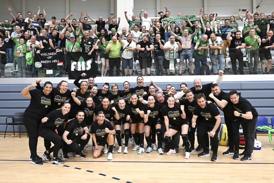 Az FTC-Rail Cargo Hungaria játékosai, miután 41-30-ra győztek a Vasas SC ellen a női kézilabda NB I. mérkőzésén a budapesti Sterbinszky Amália Kézilabdacsarnokban 2024. május 22-én. A Ferencváros ezzel 14. alkalommal lett bajnok. MTI/Illyés Tibor