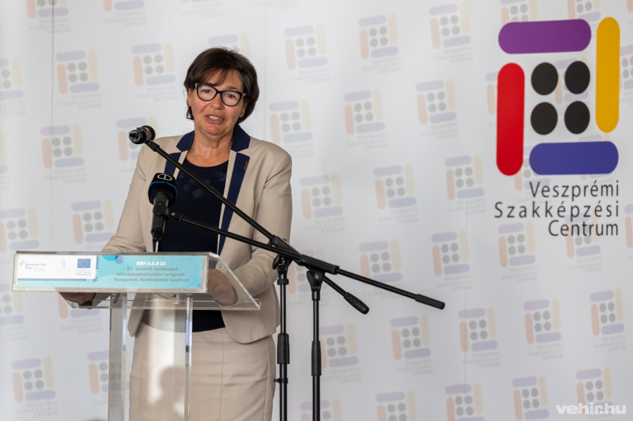 Pölöskei Gáborné, helyettes államtitkár