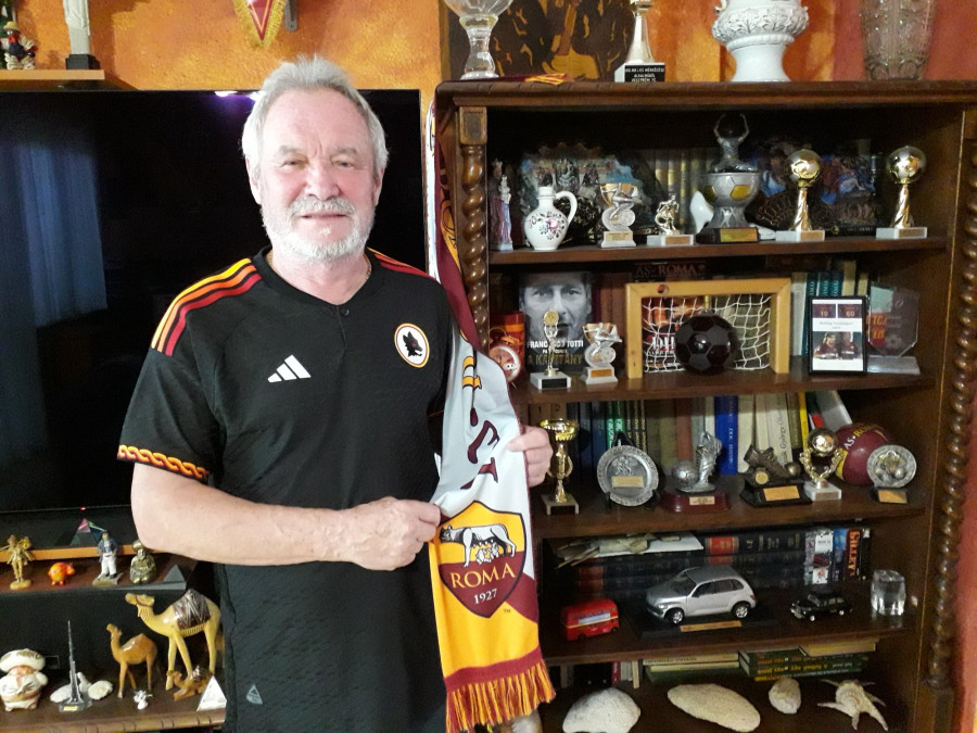 Szécsi János az otthonában a relikviái között