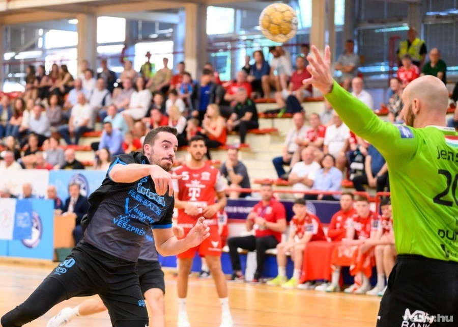 A csapatkapitány a Budai Farkasoknál folytatja