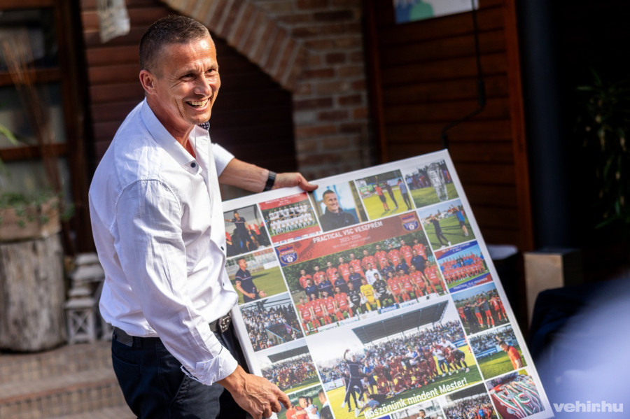 "Köszönünk mindent, Mester!" - olvasható a vászonképen