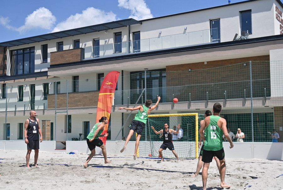 Az Európa-bajnok magyar férfi strandkézilabda-válogatott edzése a Magyar Kézilabda Szövetség (MKSZ) strandkézilabda központjában Agárdon az átadása napján, 2024. június 6-án. MTI/Bruzák Noémi