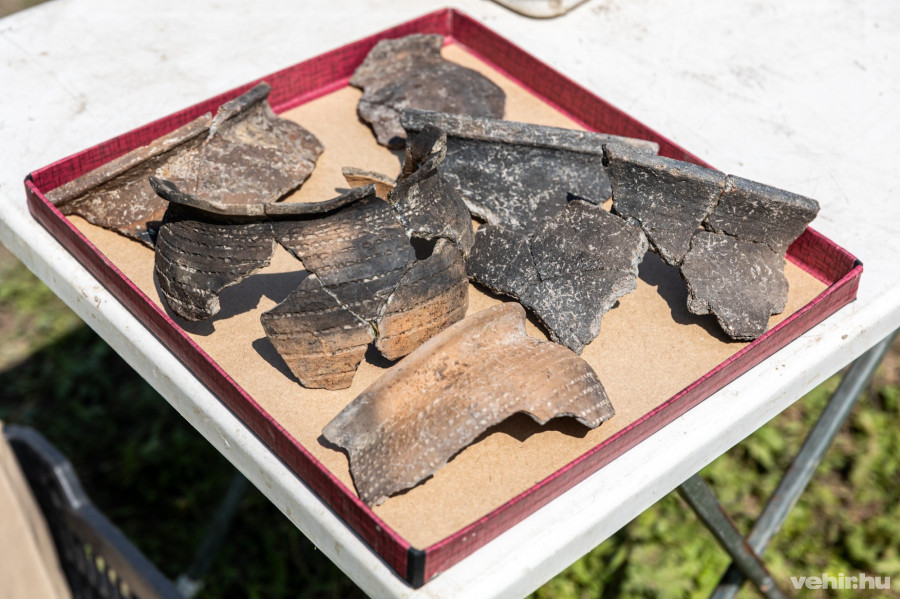 Már retusált kerámiatöredékek a helyszínről