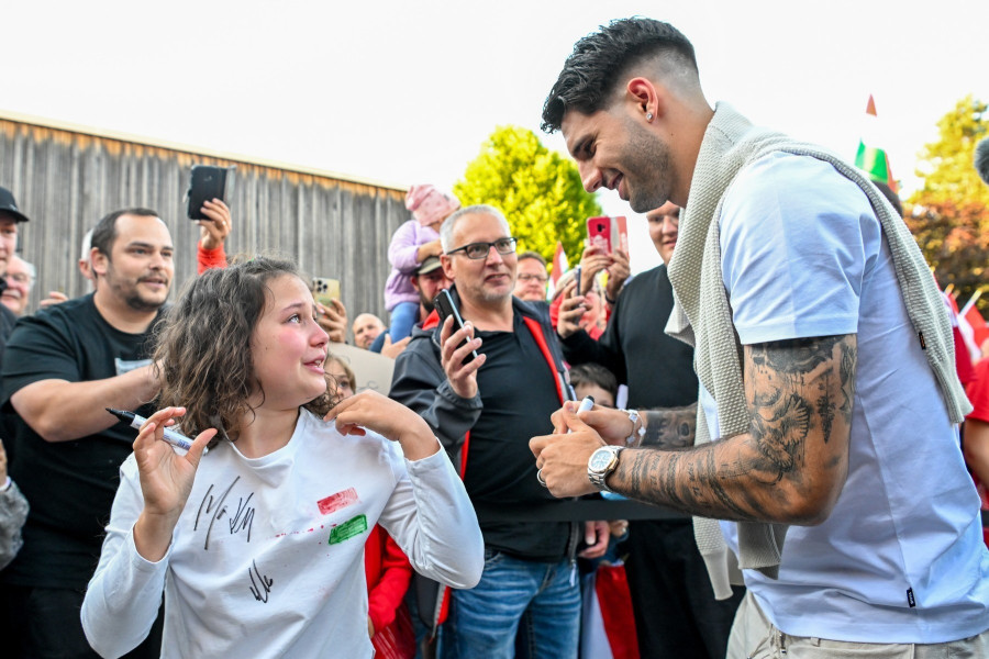 Szoboszlai Dominik, a németországi labdarúgó Európa-bajnokságon részt vevő magyar válogatott játékosa (j) érkezés után a csapat szálláshelyén a németországi Weiler-Simmerbergben 2024. június 10-én. MTI/Illyés Tibor 