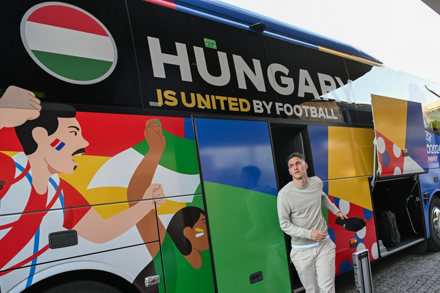 Sallai Roland, a németországi labdarúgó Európa-bajnokságon részt vevő magyar válogatott játékosa érkezés után a csapat szálláshelyén a németországi Weiler-Simmerbergben 2024. június 10-én. MTI/Illyés Tibo