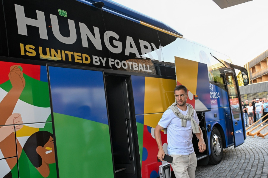 Varga Barnabás, a németországi labdarúgó Európa-bajnokságon részt vevő magyar válogatott játékosa érkezés után a csapat szálláshelyén a németországi Weiler-Simmerbergben 2024. június 10-én. MTI/Illyés Tibor