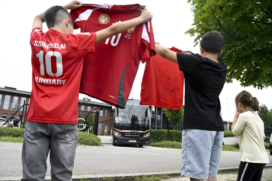 A magyar labdarúgó-válogatott autóbusza elindul a németországi Európa-bajnokságra a Telki edzőközpontból 2024. június 10-én. A magyar válogatott június 15-én kezd Kölnben a svájciakkal, majd június 19-én következik a házigazda németek elleni mérkőzés Stuttgartban, ahol június 23-án a skótokkal találkozik a csapat. MTI/Koszticsák Szilárd