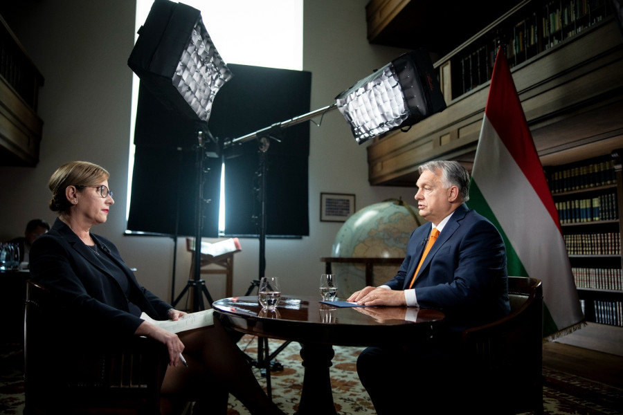 A Miniszterelnöki Sajtóiroda által közreadott képen Orbán Viktor miniszterelnök interjút ad az M1 aktuális csatornának a Karmelita kolostorban 2024. június 10-én. Balról Volf-Nagy Tünde műsorvezető. MTI/Miniszterelnöki Sajtóiroda/Fischer Zoltán