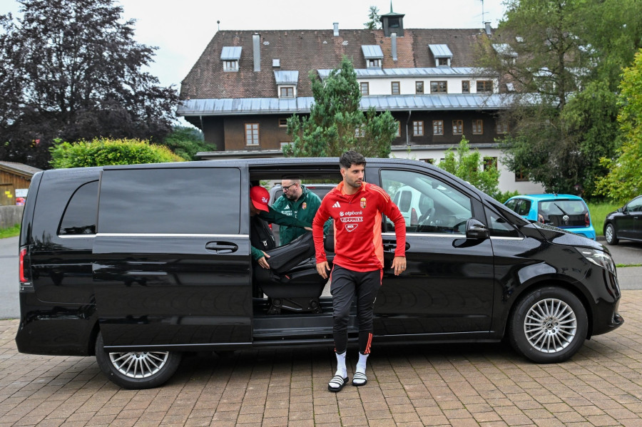 Szoboszlai Dominik, a németországi labdarúgó Európa-bajnokságon részt vevő magyar válogatott csapatkapitánya érkezik a csapat sajtótájékoztatójára Weiler-Simmerbergben 2024. június 11-én. MTI/Illyés Tibor 