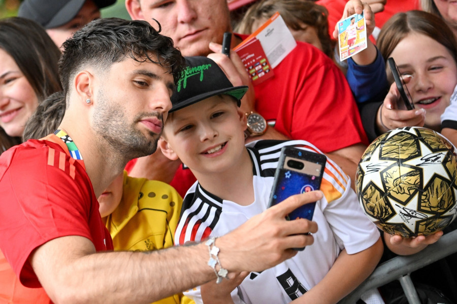 Szoboszlai Dominik, a németországi labdarúgó Európa-bajnokságon részt vevő magyar válogatott tagja a csapat nyilvános edzése után Weiler-Simmerbergben 2024. június 12-én. MTI/Illyés Tibor